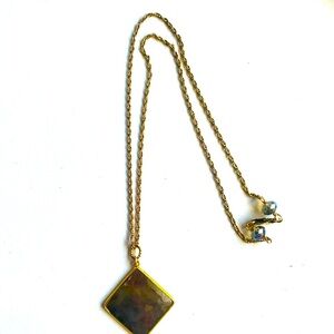 Necklace with diamond-shaped pendant